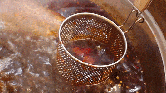 四川卤莱的风味特色,不仅要把握好原料的选择与加工,卤汁的配制和使用