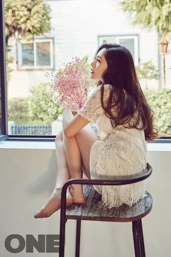 秋瓷炫韩国杂志封面曝光 浪漫演绎初夏清新