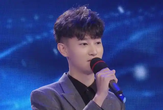 他1994年1月11日出生于河北省张家口市,中国内地原创男歌手,设计师