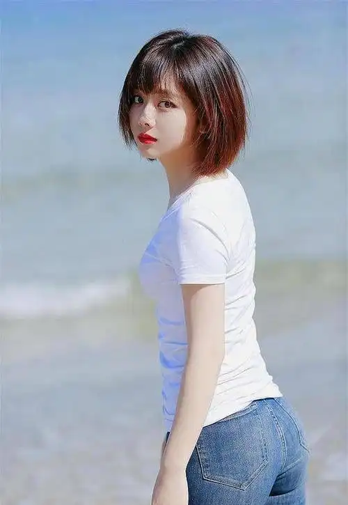 近年来,谭松韵凭借着清新甜美,年轻时尚的形象赢得了众多粉丝的喜爱