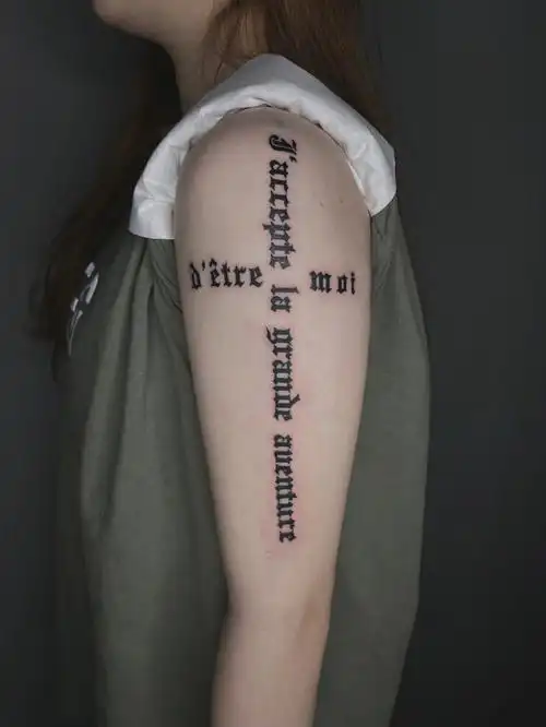 15@山石#我的纹身分享#西安纹身#纹身#哥特体#字母纹身#女生纹身