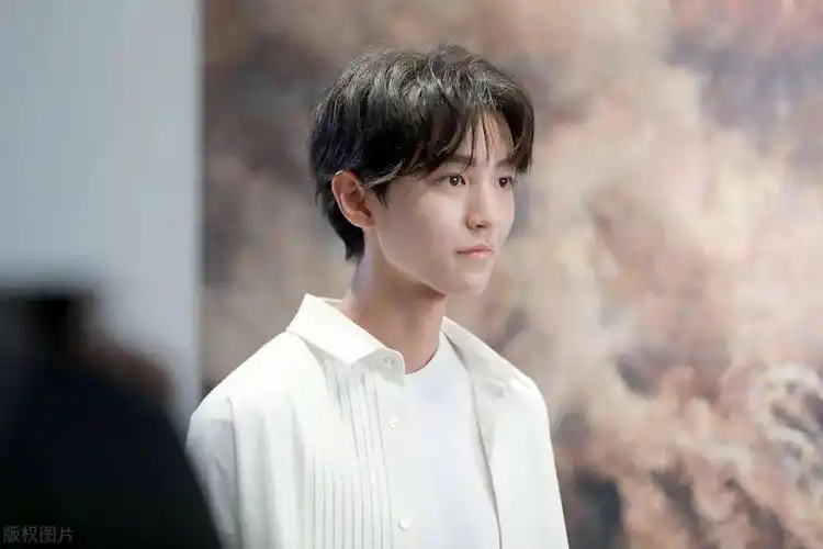 王俊凯电影1921妆前花絮海报公开白衣少年超帅气