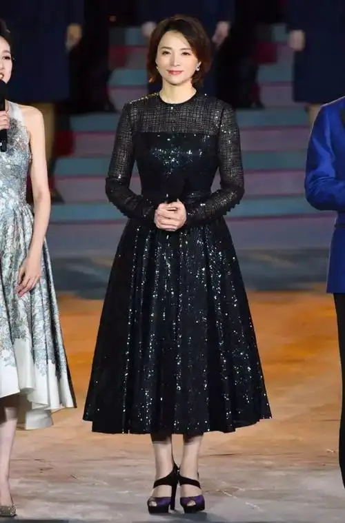 相较前面职业装的选择,董卿在礼服的挑选上就会相对放得开一点,不管是