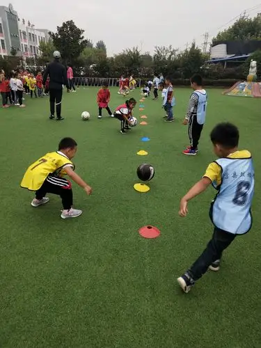 莒县城阳实验学校幼儿园大三班迎来了烈焰足球青训孙教练的第一节足球
