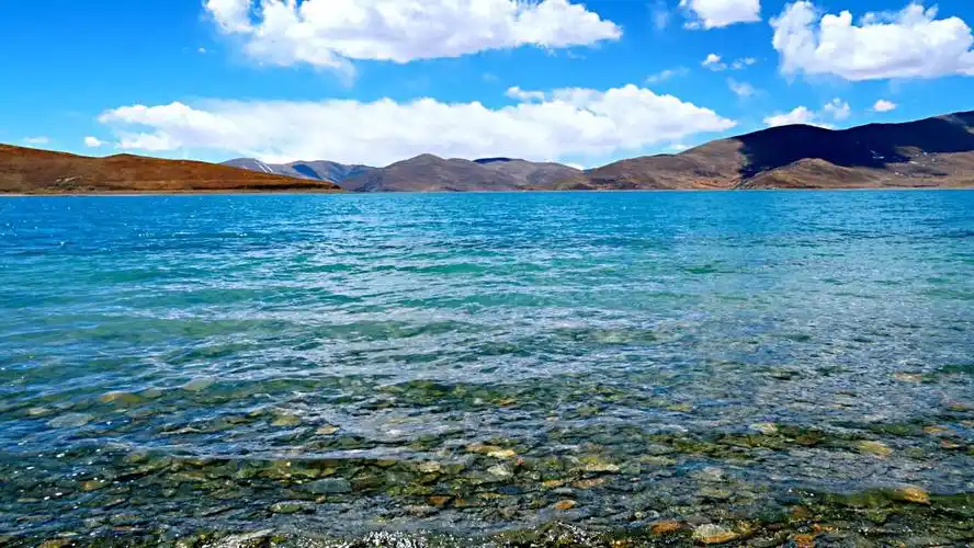 "羊湖"之美美在水的清澈,美在天的湛蓝,美在天地的和谐,美在生灵的