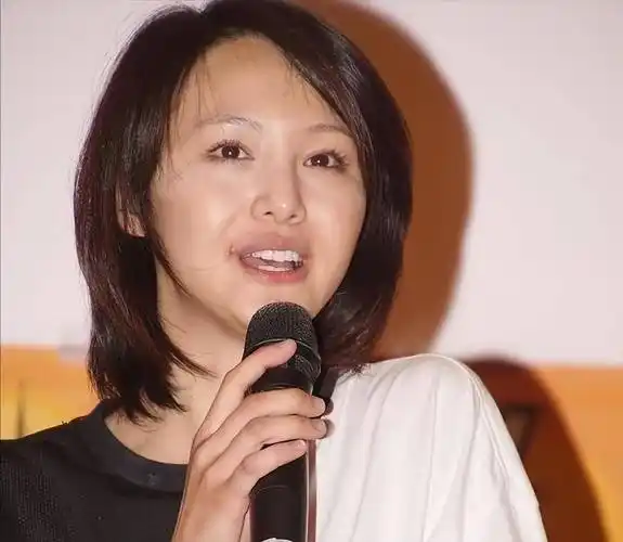 33岁郑爽现状:滞留美国变胖了,染黄发和异性酒局聊天