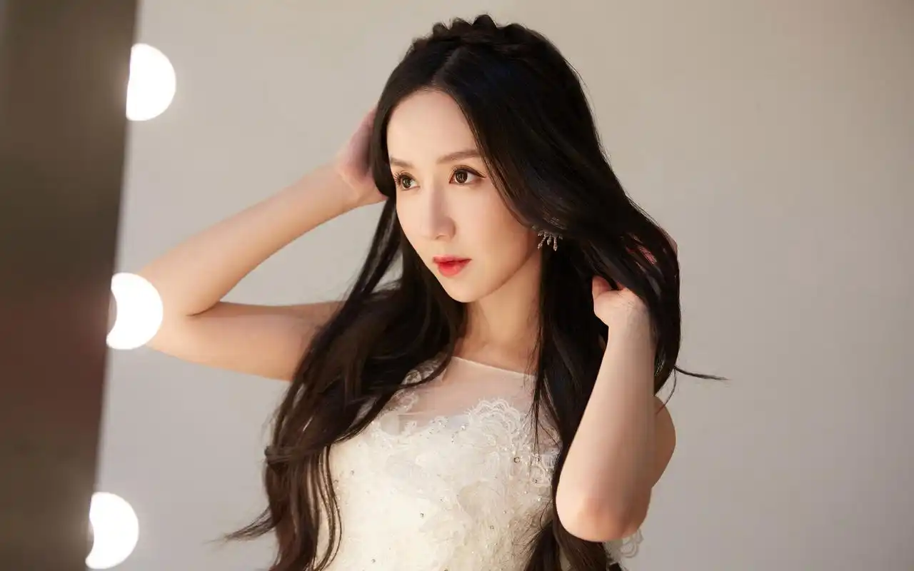 娄艺潇性感优雅写真桌面壁纸
