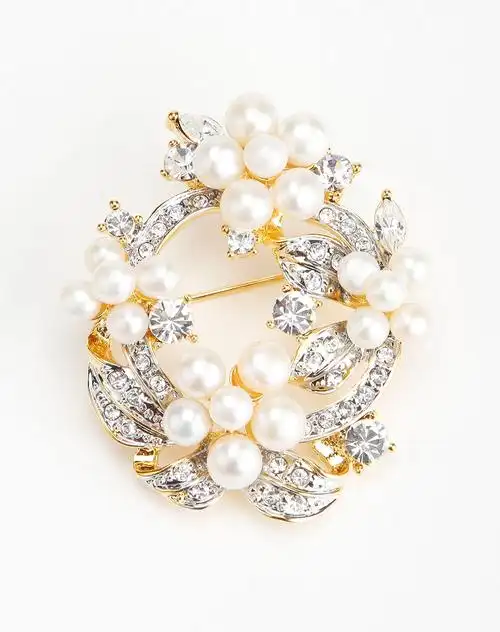 珍珠胸针-展现女性魅力的完美首饰