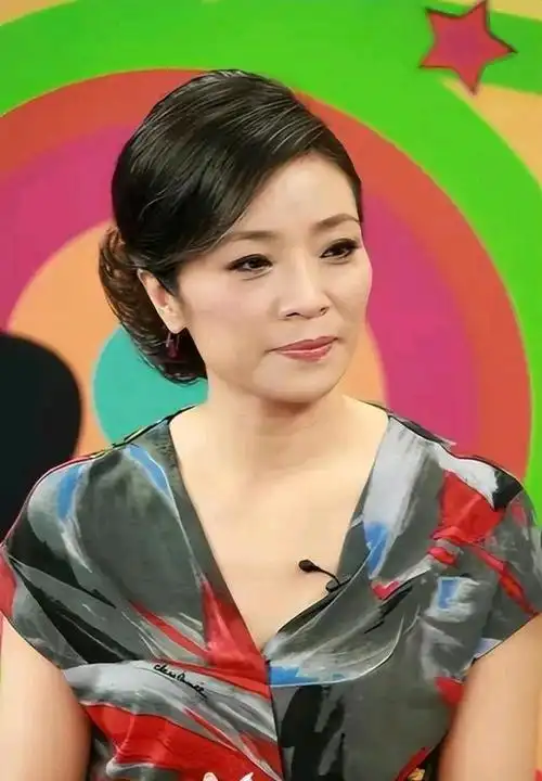 李丹阳是著名的高音歌唱家, 57岁仍然孤身一人.