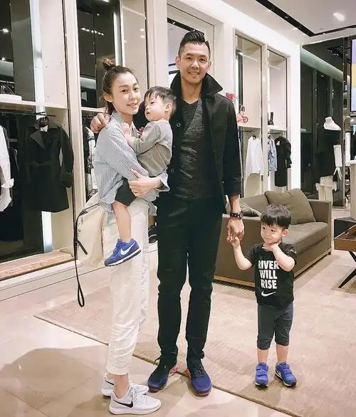 范玮琪被网暴后首现身,素颜庆祝生日显沧桑,和老公黑人依旧甜蜜