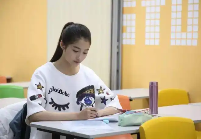 所以关晓彤的高考成绩却是能令高中生自愧不如,多数学生虽说也能在