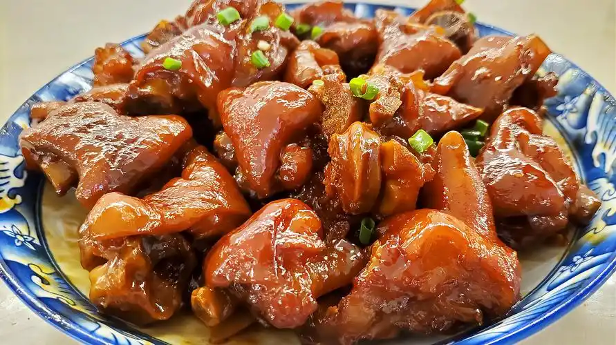 推荐六道特色美食的做法,红烧猪脚肉质软烂,肉末香菇鲜香多汁