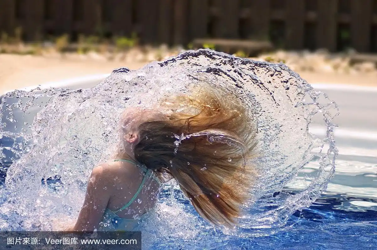 女孩在游泳池