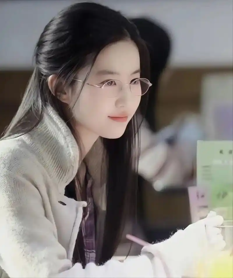 戴眼镜的刘亦菲,化身为清纯唯美的小学妹,另有一番风味