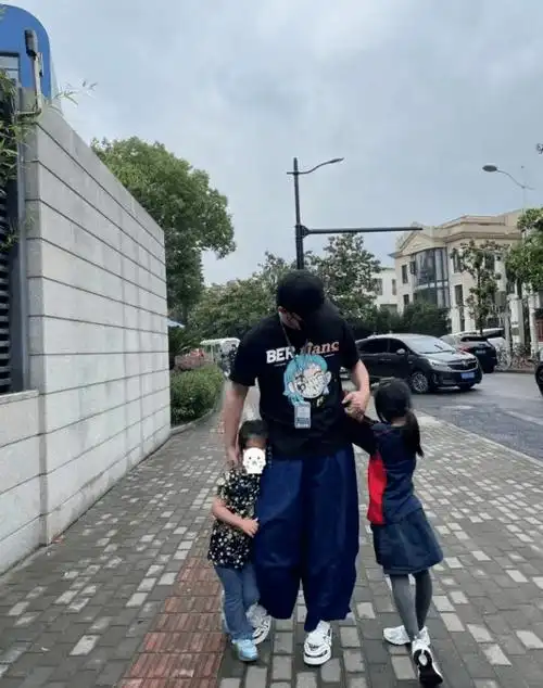 张子萱近照曝光,脸胖一圈更显幼态,穿露脐装秀蛮腰破怀三胎传闻_陈赫