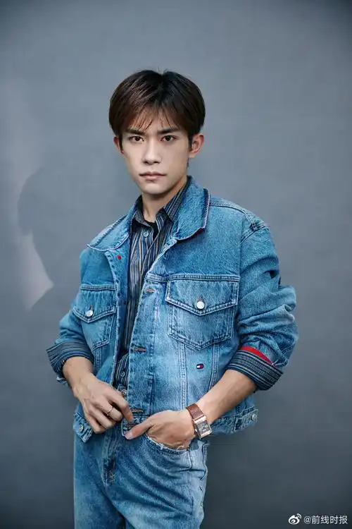 易烊千玺牛仔套装眼镜造型 好喜欢戴眼镜的玺子