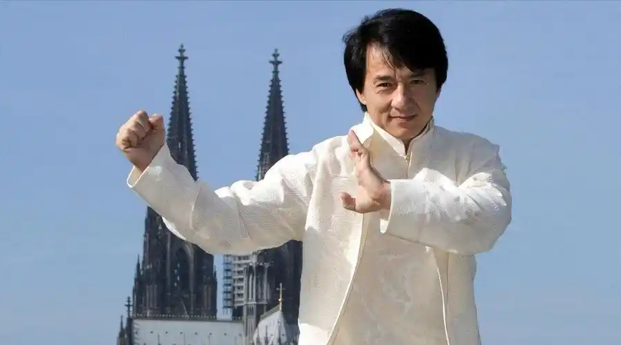 香港这一夜,古天乐脸垮成蜡像,曾志伟胖一圈,70岁成龙赢麻了