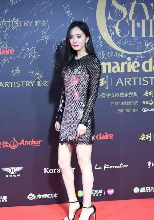 杨幂真会撩人,穿渔网裙怕走光拼接亮片,意外显得新潮又高级