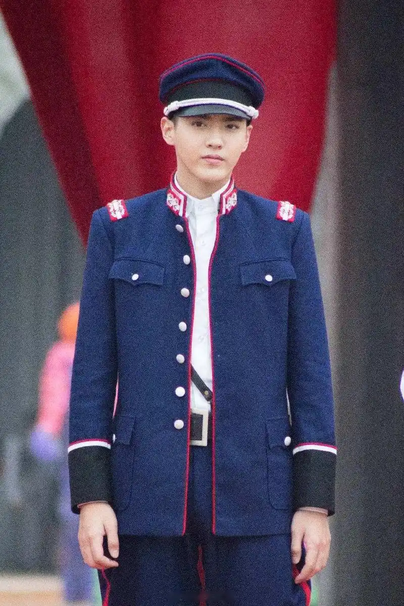 吴亦凡,李易峰,陈伟霆,张艺兴,杨洋军装照谁更能帅到你?