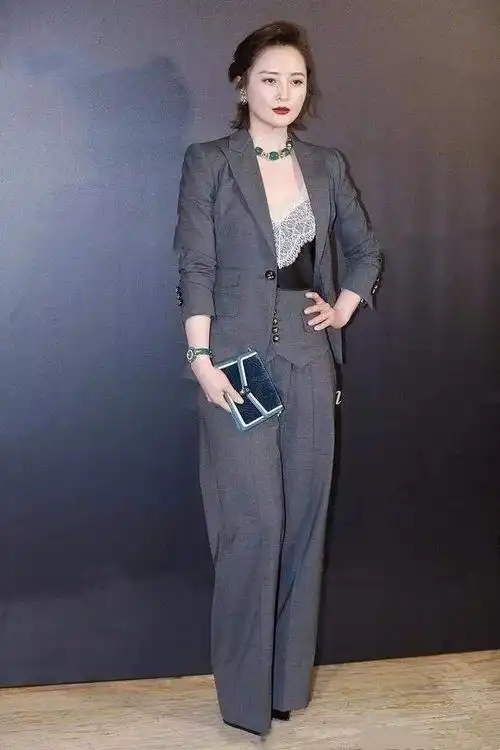 45岁蒋勤勤机场挺飒,穿阔腿裤"裤腿"粗如水桶,走路带风攻气足