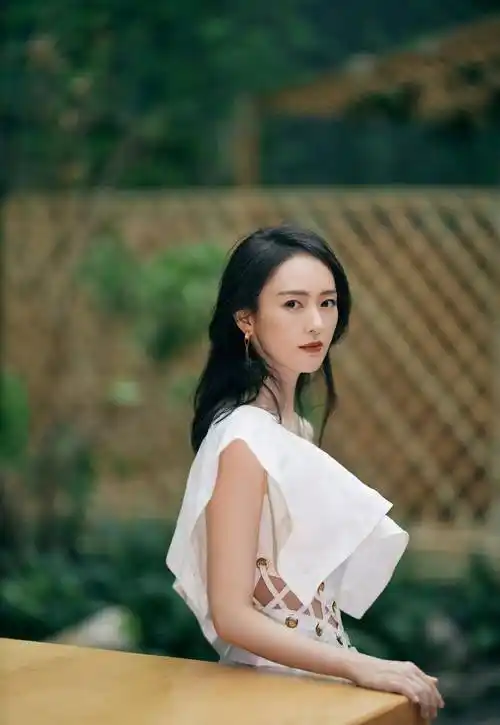 童瑶衣品让人惊艳,卷发造型搭配白色裙装高级减龄,青春洋气_童谣_显得