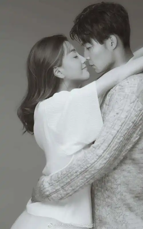 这张图的原图应该是张铭恩新剧《只为遇见你》的剧照了,杨蓉和张铭恩