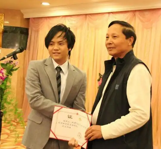 但是在面谈薪资时,两个人起了争议,郑源狮子大开口,工资要一天两千