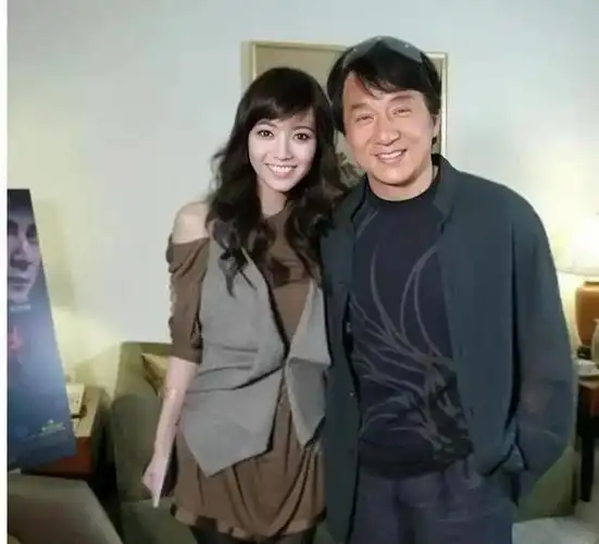 成龙与欧阳娜娜的关系备受瞩目,据传成龙有意让娜娜成为其儿媳妇,而