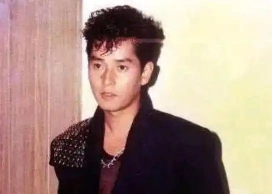 72岁谭咏麟健康引担忧!肚子大到像10月怀胎腿却很细,跑步显吃力