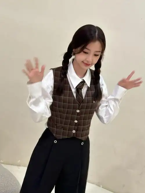 虞书欣晒制服新照扎双麻花辫摆造型可爱多