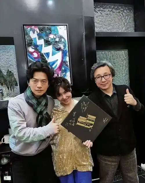 李健与妻子,好友相聚狂秀恩爱,孟小蓓甜美首曝光!_爱情_高清正_王迈和