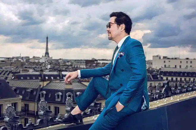 张国立已经64岁了一身黑色西装录制奔跑吧还是那么年轻