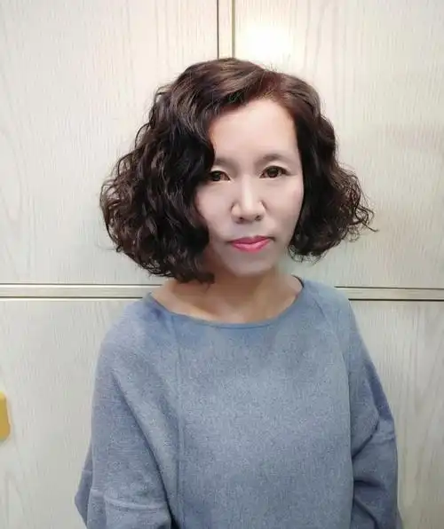 60岁头发少怎么烫发减龄又显发量多试试棕色小卷发时髦又养眼