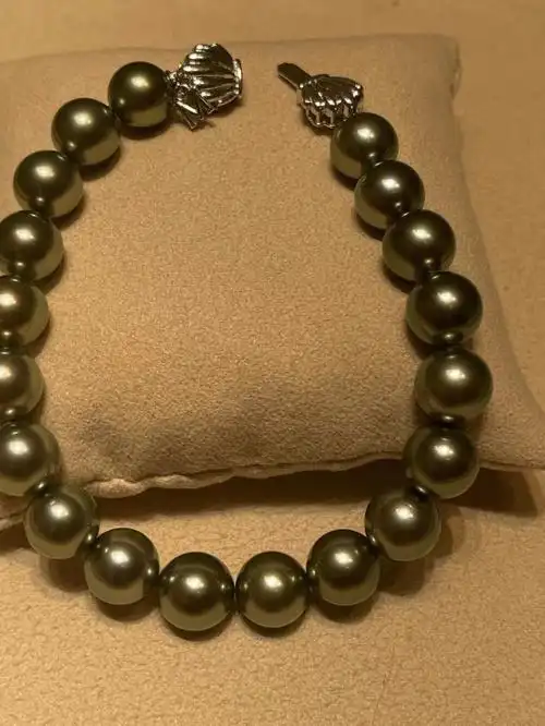 齐来了解一款男女都可以佩戴的大溪地黑珍珠手链,可以戴出一种时尚