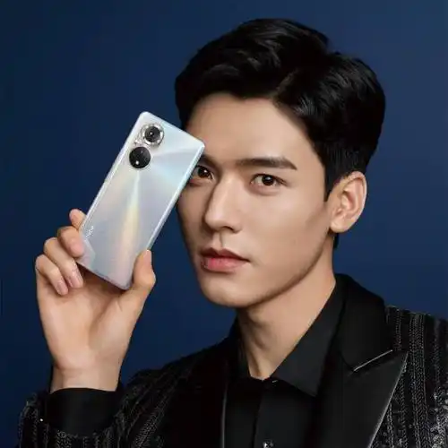 后半段的手机发布会交给了胡歌,一直在讲解的华为荣耀9,很敬业的代言