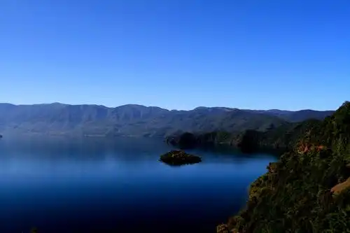 在这个梦里 现实生活中所有的烦躁 此刻 烟消云散