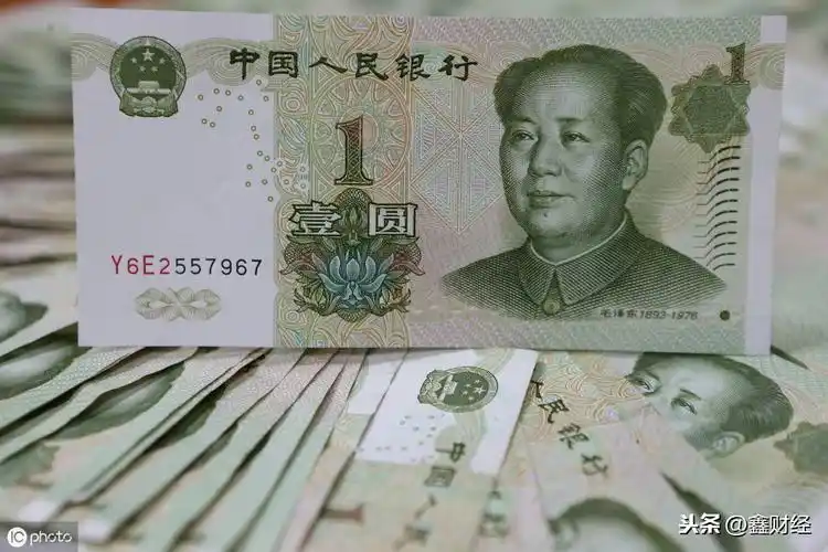 1吨100元和100吨1元纸币,1张100元的纸币相当于100张1元纸币的价值,