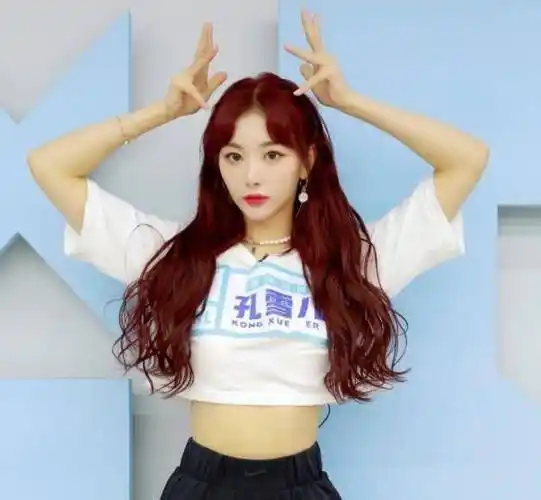 孔雪儿进到演艺圈的时候,也有很多人讨论过她的外形是不是纯天然,目前