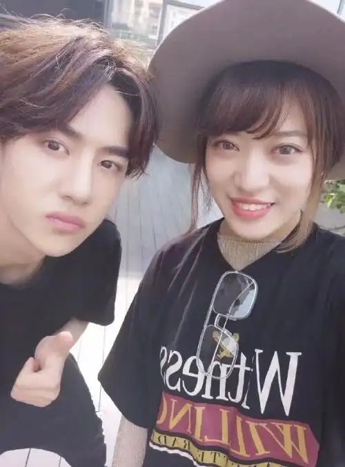 王一博早期与素人合照##王一博夹棒棒糖棍旧照