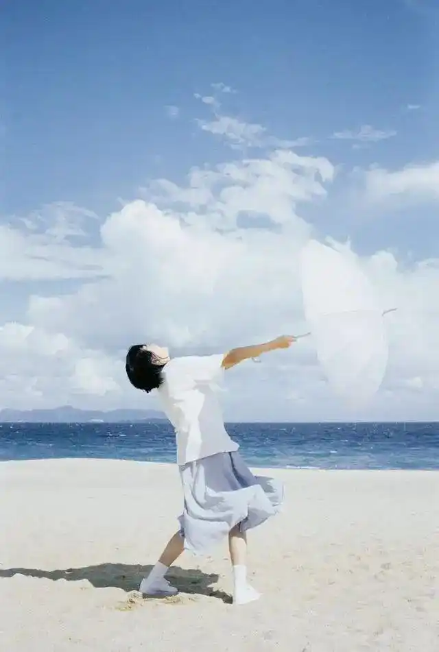 海边拍摄人像照,这8个姿势用起来,也能拍出文艺写真照