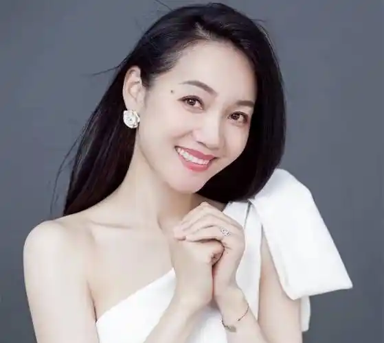 49岁主持人周群晒豪宅内景,倒立不靠墙身体笔直,半空劈叉太轻松_动作_