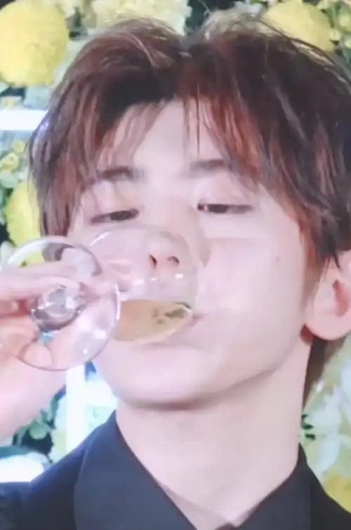 蔡徐坤的饮酒图也不太可,镜头拉得太近了,让蔡徐坤喝酒时低头的神态