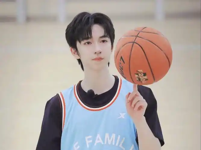 贺峻霖夏日运动会开箱视频