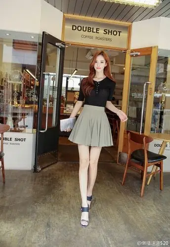 气质美女短裙下修长美腿性感写真