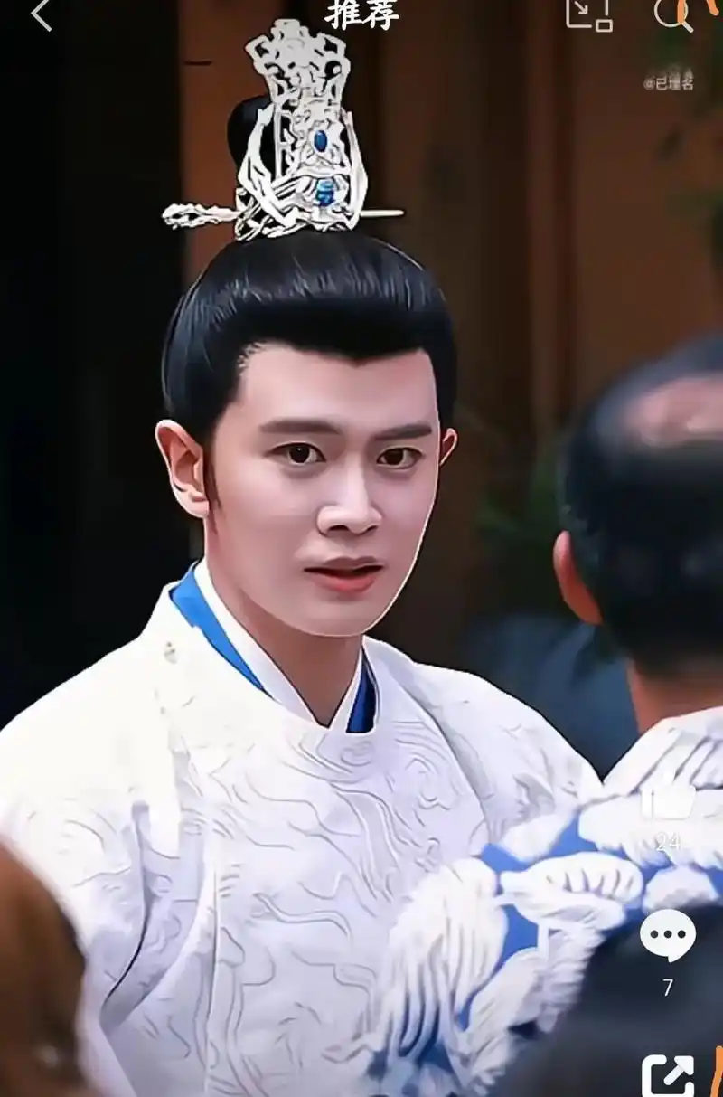 任嘉伦的定妆,这个鬓角好丑,感觉男明星一不锻炼就容易发福,长胖发腮