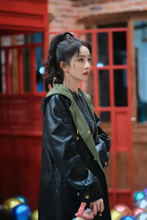 杨幂密逃皮衣高马尾剧照##杨幂光脚露腿