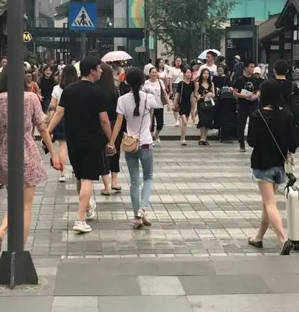 王思聪豆得儿牵手逛街 豆得儿怀孕上位正宫地位-北京时间