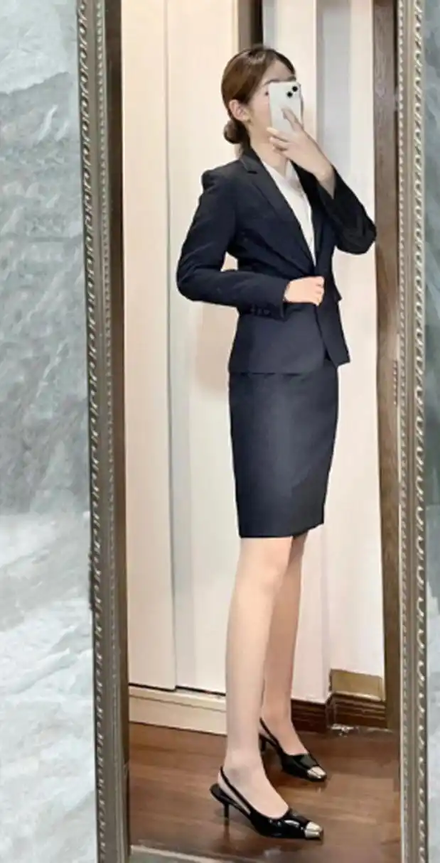 藏青色西装真的怎么穿都好看呀~ 职业装真的很托气质啊,老铁们好看吗?