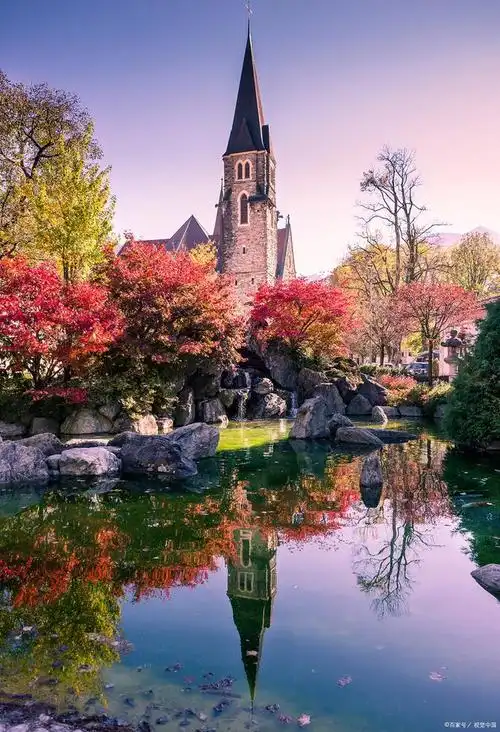 加拿大是一个美丽的国家,拥有广阔的土地和许多景点.