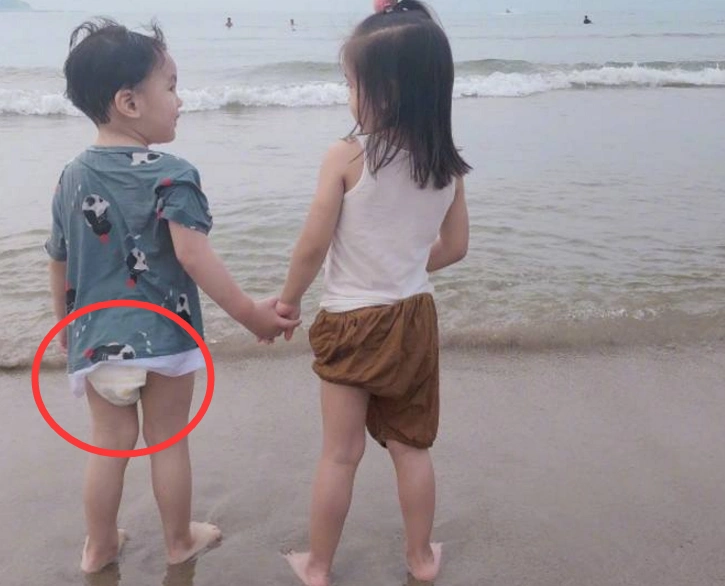 贾静雯晒海边度假照,波妞卖萌照超可爱,咘咘牵手小男孩却被抢镜